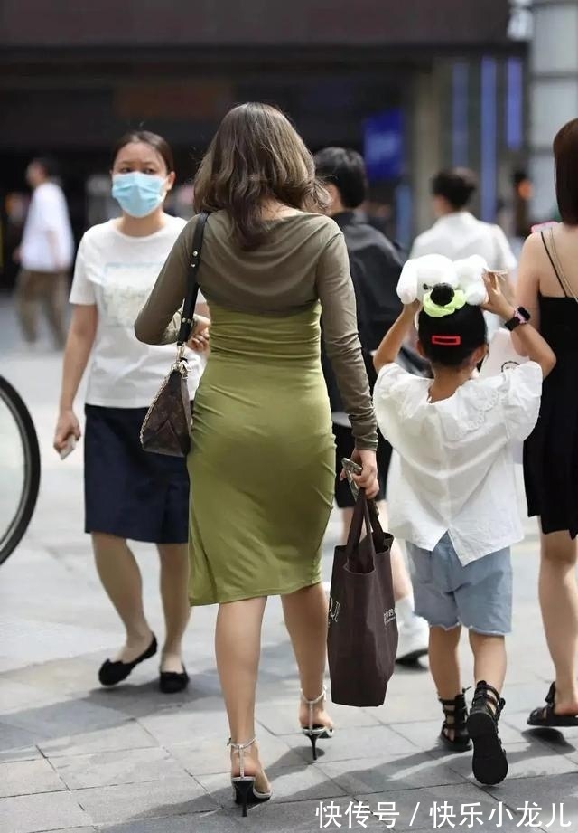小衫 草绿色的修身连衣裙外搭深绿色的短款小衫,尽显曼妙的身姿