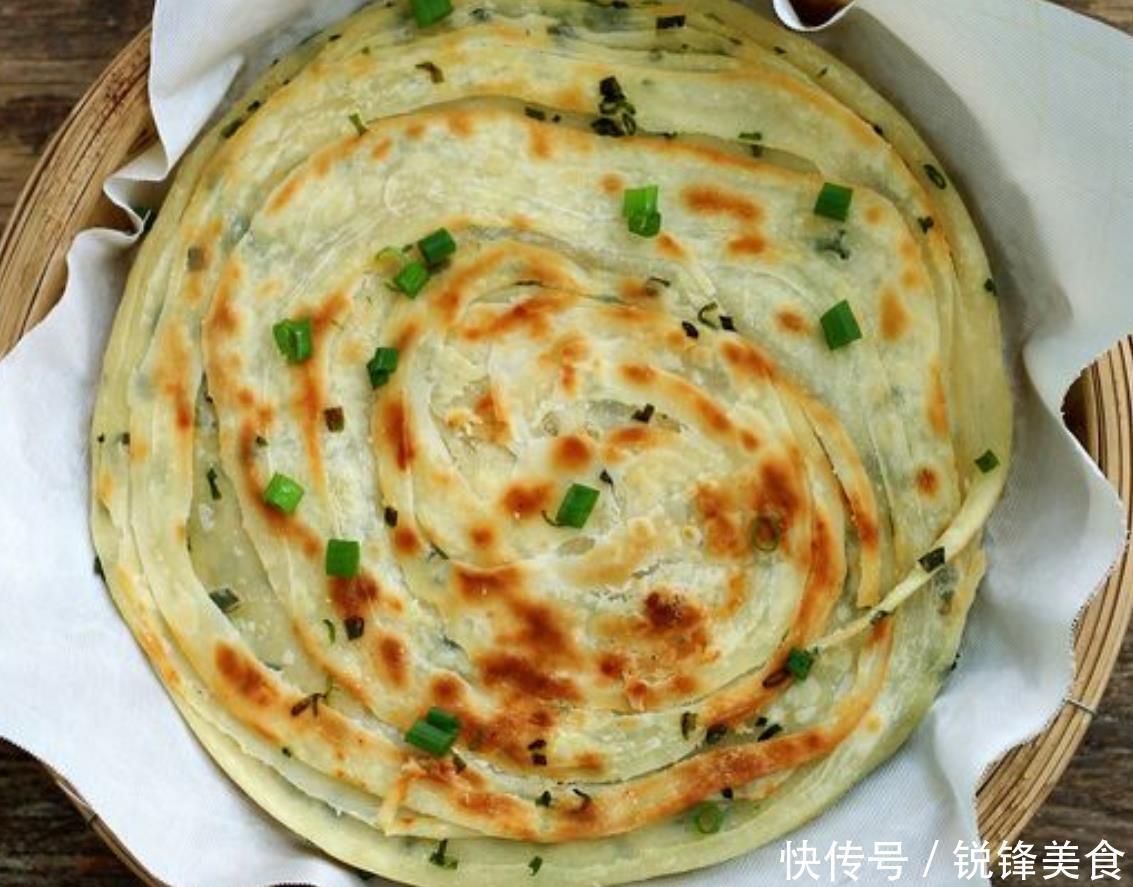 教你在家做葱油饼,掌握几个技巧,层次多,吃起来又香又酥又软