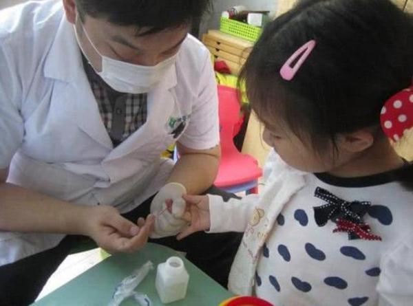 超委屈!3岁小萝莉打完针后,气冲冲找医生“算账”,萌翻了