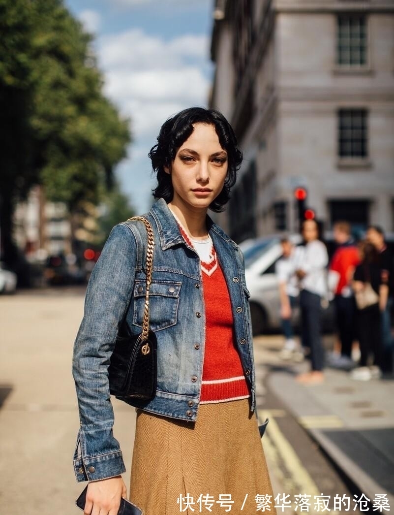 冬天 今年流行的腋下包冬天也能背,配毛衣大衣都好看,时髦还实用