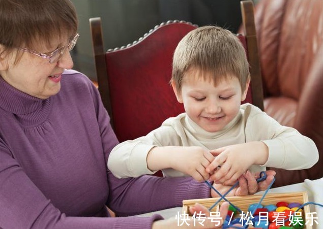 长辈们|6岁孩子被问姥姥好还是奶奶好,孩子回答很诚实,长辈们无地自容