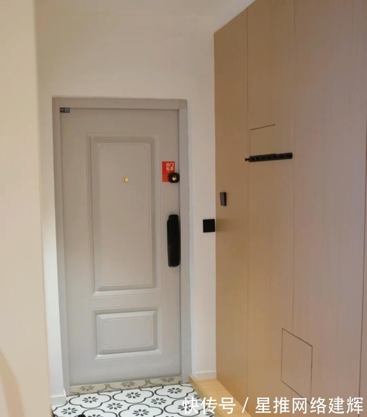 晾衣杆|年轻小夫妻的“穷装”新家，干净整洁，网友：“越简单，越幸福”