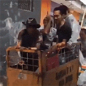 |搞笑GIF段子：妹子，你们说你们会修车，几个小时过去了这车还能开吗？