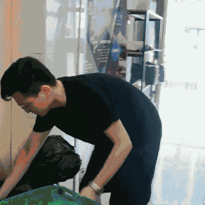 |搞笑GIF:功夫确实不错,只是裤子掉的有些尴尬