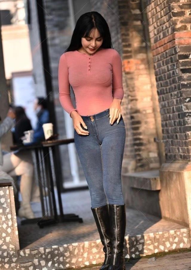 上衣 薄款粉色上衣搭配修身牛仔裤,娇嫩丰盈,气质迷人