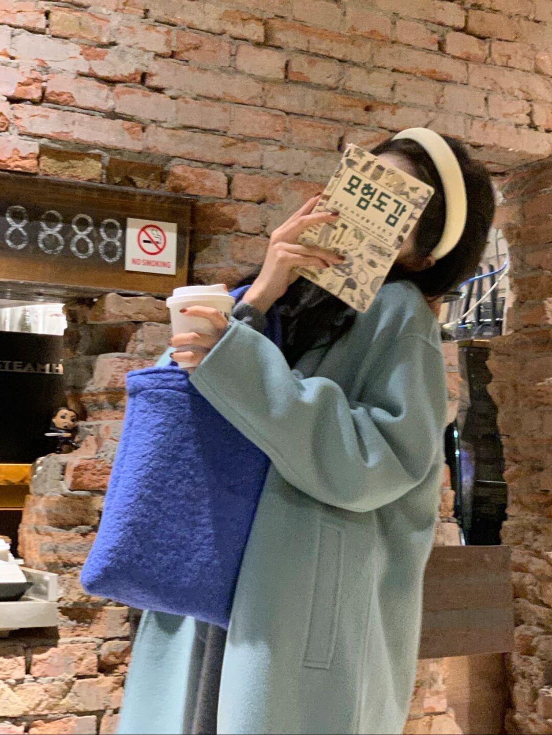 外套 今天偷偷分享一些私藏的秋冬保暖搭配,香芋紫外套+白色牛仔裤保暖又时尚!