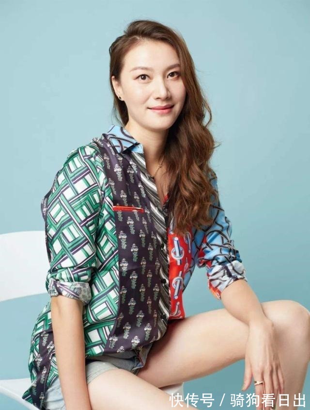 夫妻相|谢杏芳挽林丹胳膊现身,两口子都花衣服还挺有夫妻相,越看越登对!