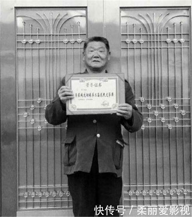 国家级文学#老农模仿《咏鹅》作了首《咏鸡》,全诗18个字,获得国家级文学奖