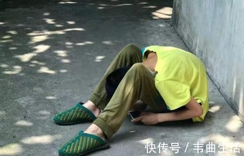 人生|妈妈,我想玩手机,两位妈妈不同回答,决定孩子不同的人生格局