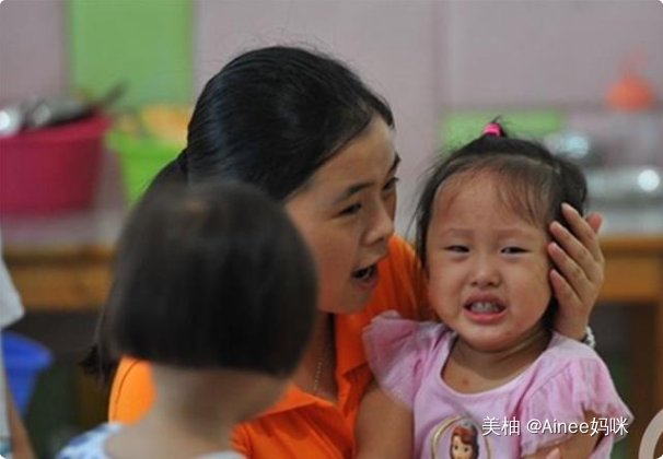 幼儿园小朋友套路多，看见妈妈接自己放学，小脸顿时“晴转多云”