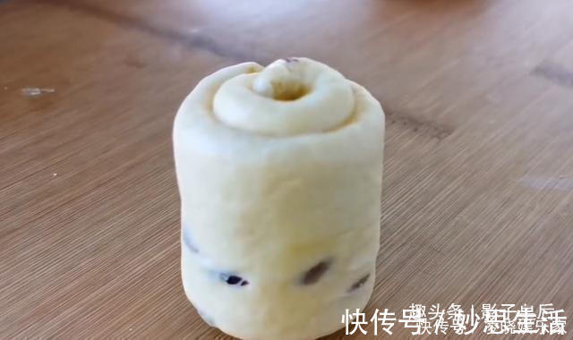 面粉里加2个橘子，不用揉面，不烤也不烙，筷子一搅，营养又解馋