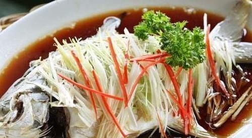 清蒸鱼时,放盐和生抽是外行,大厨教您正确做法,鱼肉鲜嫩又入味