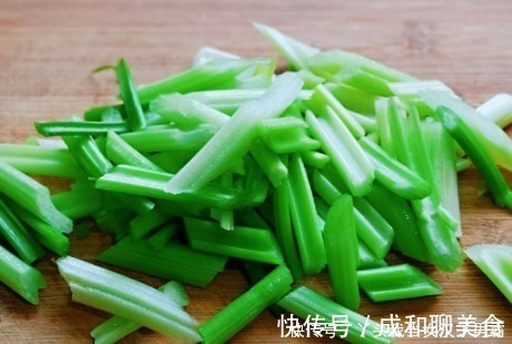 红辣椒|清洗黄鳝黏液时，分享给你1个小窍门，黄鳝好吃下饭，肉嫩特鲜