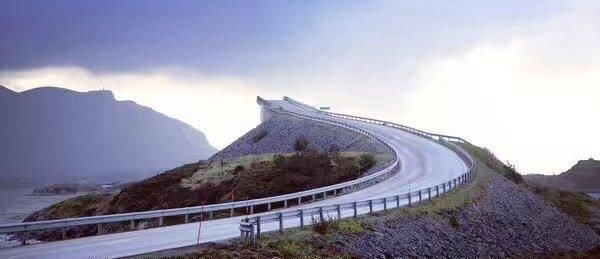 奇特|世界最奇特的桥被称通天之桥当车开近时，感觉已经无路可走了