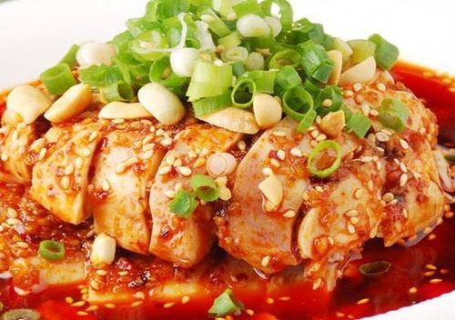 美食推荐：麻辣口水鸡，宫保虾球，蘑菇炒肉丁，茶树菇炒荷兰豆的做法