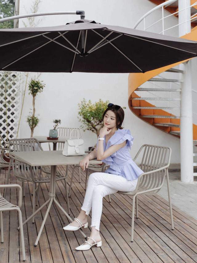 秋天|秋天怎么能少了白裤子呢!和衬衫以及T恤搭配,简约又有气质感