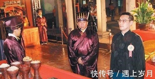 祖先&老人在祠堂找到一本破书,烧前看了看,看到两字我们祖先是皇帝!