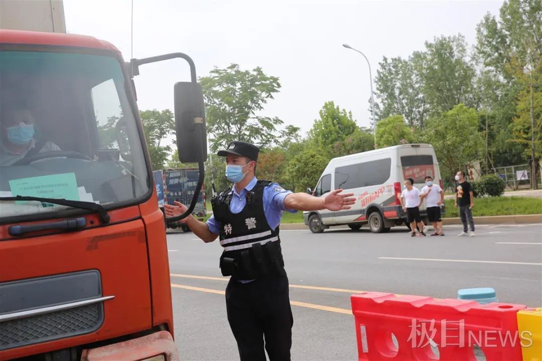 江夏大道|街头，这对父子的一幕，看湿了我们的眼睛