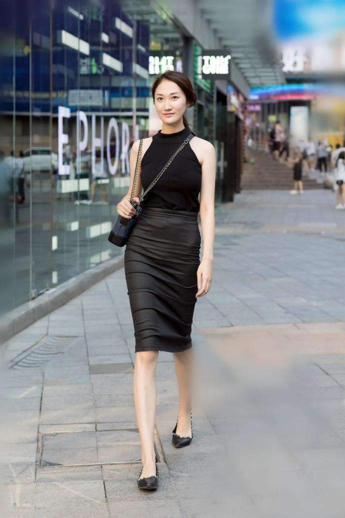 尽显|街拍:小姐姐的淡粉色吊带上衣搭配长款包臀裙,尽显温柔妩媚!