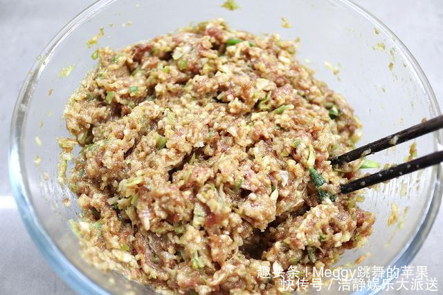 带来|饺子肉馅里打水,错了!头伏饺子二伏面,今天带来个不一样的饺子