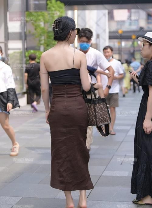 御姐|霸气御姐的“吊带裙”够个性，那吊带如此的细，真让人纠结