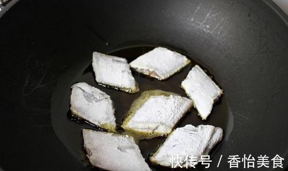 油炸|油煎带鱼用淀粉还是面粉？想要外酥里嫩就用它，颜值高又香喷喷