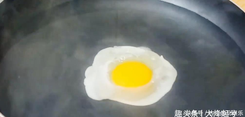 煮出来|煮荷包蛋太难?掌握1个技巧,轻松煮一锅,不破皮不粘锅无飞沫