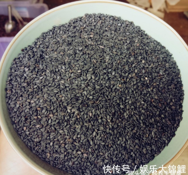 营养物质|医生提醒：女人更年期后，少吃这3样食物，或能远离“黄脸婆”