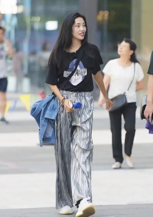 时尚 时尚打底裤搭配黑色上衣,看起来少女,很自然和舒服