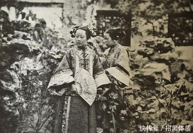 老照片|清朝女性老照片,不同阶层的女人差距很大,她们同喜欢一东西!