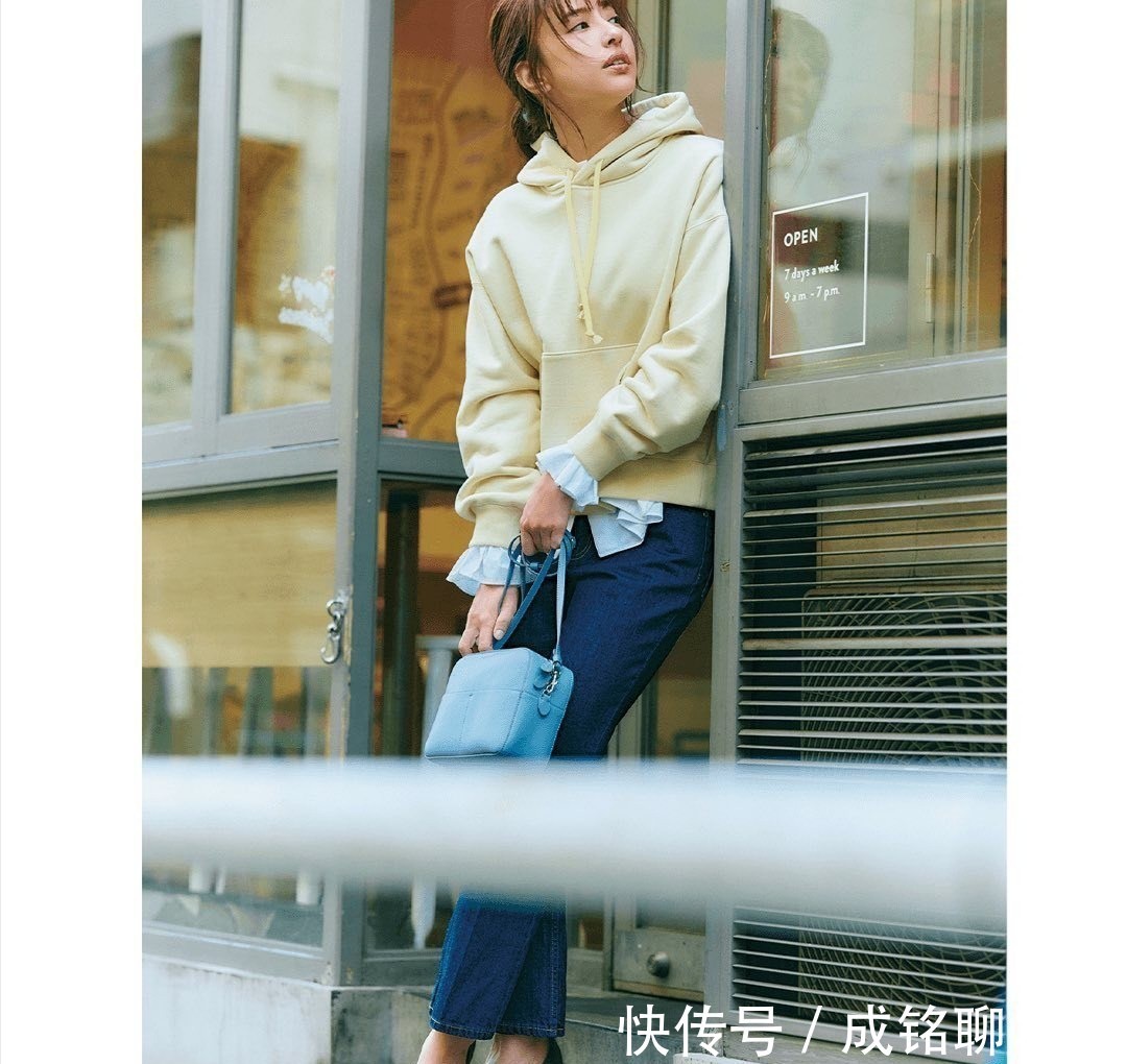 女人|女人过了四十岁之后,裤子尽量少穿黑色,容易显暗沉又显老气