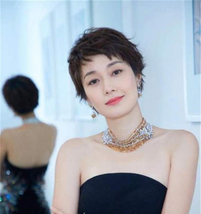 短发造型 到了50岁的“家庭妇女”,有白发的剪这3种发型,减龄还洋气