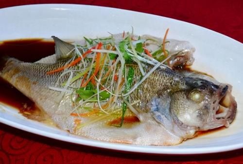  腥味|蒸鱼时，锅里加水就错了！大厨教你正确做法，鱼肉鲜嫩无腥味