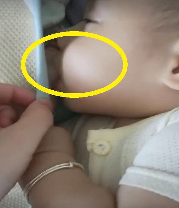 宝妈|妈妈不让宝宝吃手指,“戏精”宝宝学会这一招,妈妈笑出声来