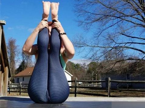 脚趾|有腹肌的女孩更迷人，试试瑜伽塑形体式，虐腹提臀，减脂瘦身！