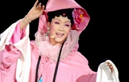 舞台|成了国民骄傲，藏了14年的李玉刚，离开舞台现出原形，究竟为何？