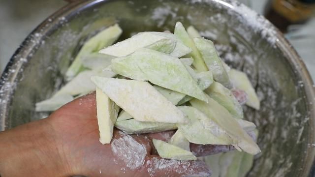 吃了20多年茄子,还是这种做法最好吃,油炸后蒜一拌,味道太好了