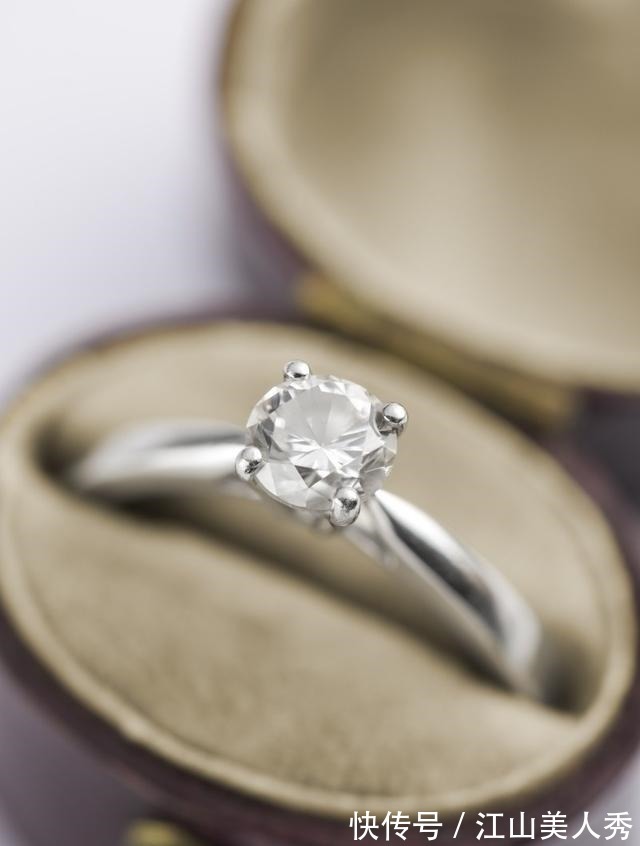 钻石 女生会选怎么选婚戒,1克拉莫桑钻还是0.1克拉的钻石!