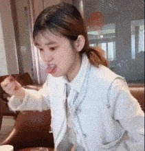 |搞笑GIF段子:小伙子,要不算了吧,大街上挺丢人的!