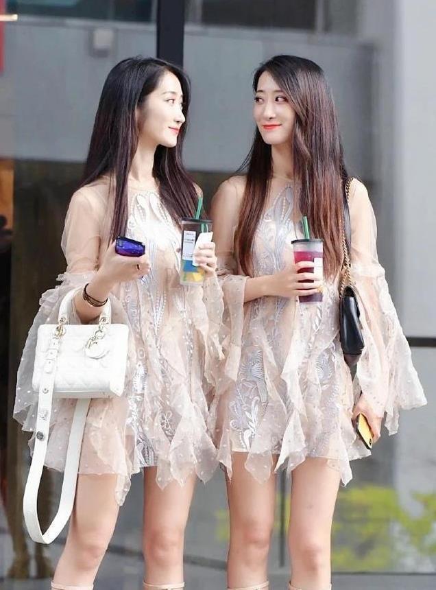 双胞胎姐妹搭配风格魅力四射,泡泡袖网纱连衣裙,又纯又欲