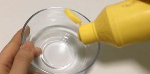 纱窗脏了不用拆洗,只需喷一喷,污垢哗哗往下掉,立马洁净如新