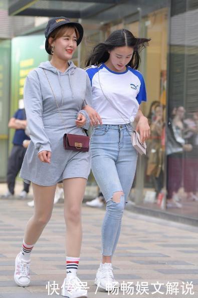 白色短袖搭配破洞牛仔裤，青春活力，笑容迷人