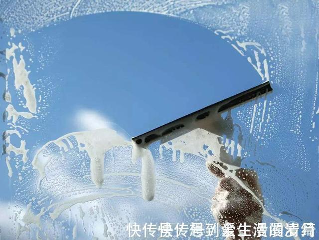 家政阿姨|擦玻璃,不要用洗涤剂,家政阿姨教我一招,干净透明不落灰