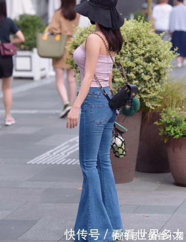 牛仔|粉色迷你吊带衫搭配牛仔喇叭裤,青春可爱,美丽大方