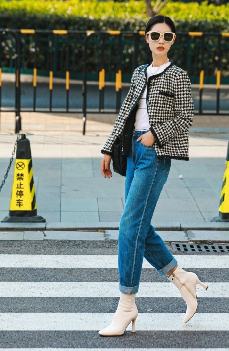 搭配|入冬之后可以穿,黑色高领毛衣搭配牛仔裤,穿出大长腿和小蛮好