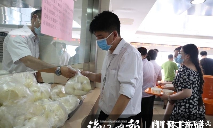 负责督导|萝卜皮花菜梗做成泡菜,集齐光盘打卡可得手工馒头,这个食堂节约粮食出新招