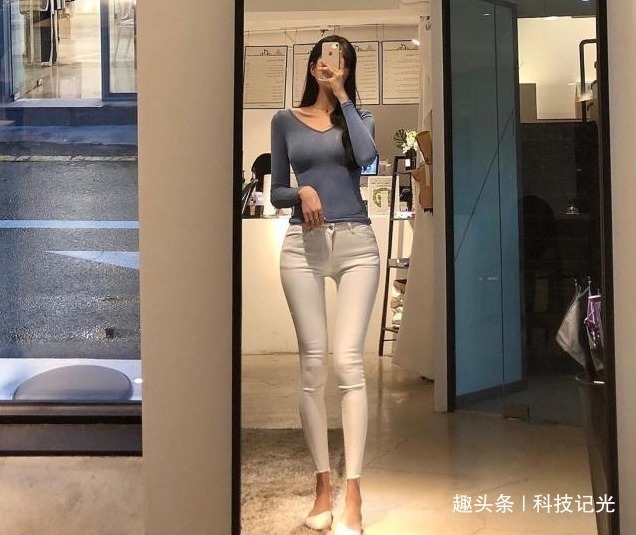 动人|牛仔裤越发美丽动人，不但能增添潮流风度，彰显出有致的身体曲线