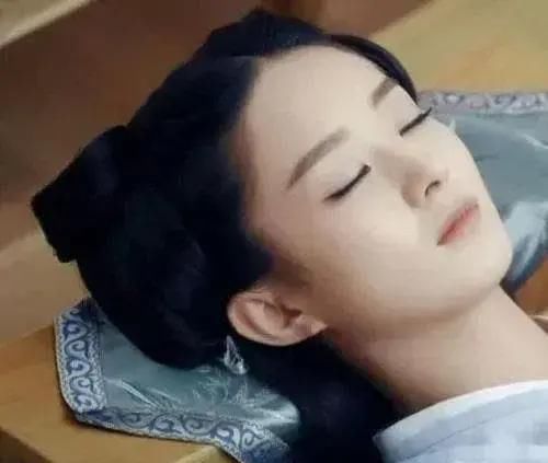 古人的“工业设计” 为何古人睡觉都爱用瓷枕头？方便女性！
