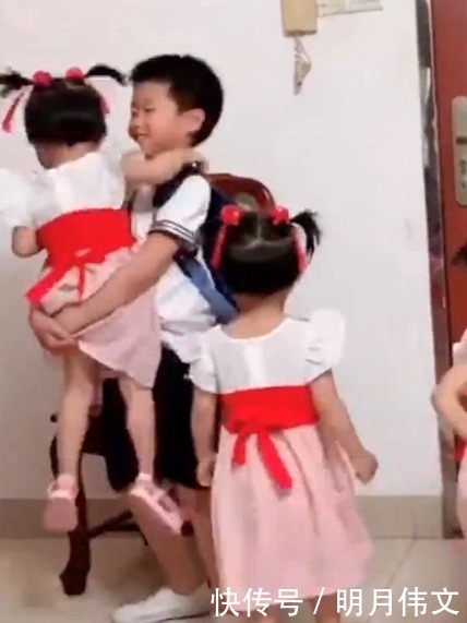 男孩子|妈妈本想生个女儿,却生了三胞胎,大宝放学时,家门都要进不来了