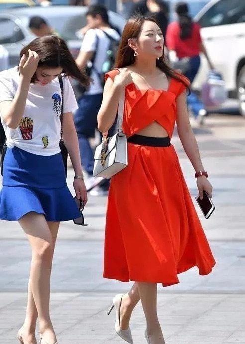 街拍:成熟美女的靓丽穿搭,气质完美风格多变,透出满满的女人味